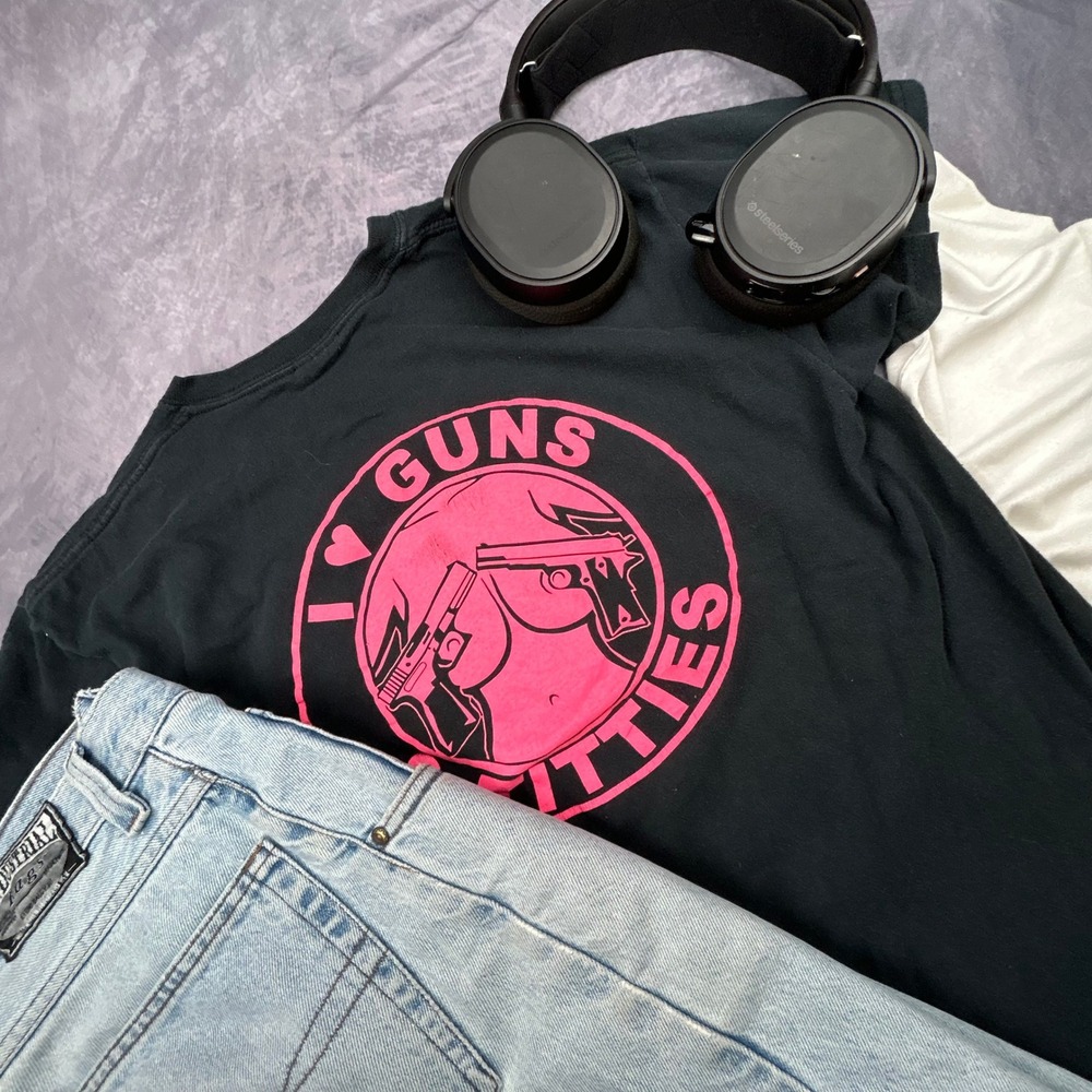 Gildan I Love Guns and Titties‎ Graphic T-Shirt Mens Medium Black Pink Y2K Boxy - Picture 6 of 6